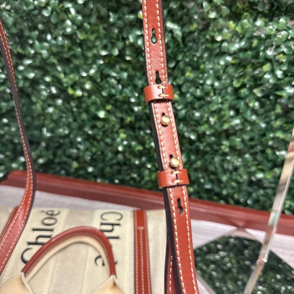 Chloe Small Woody Logo Strap Linen Tote - Picture 12 of 13